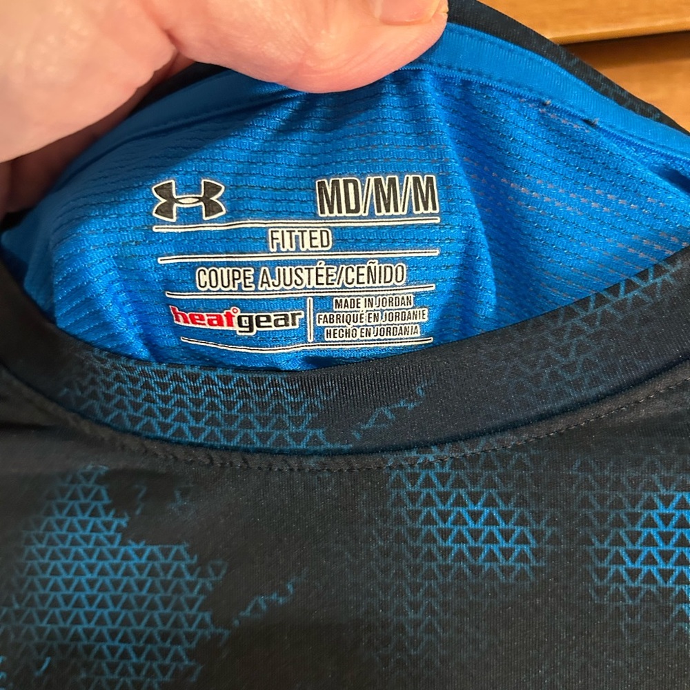🔥 NWOT Under Armour Black and Blue Long Sleeve Athletic Heatgear Shirt, Medium - Picture 4 of 5